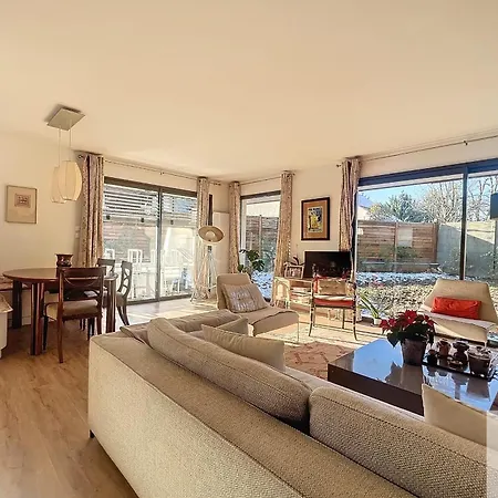 Holiday home Quiet House With Bright And Big Spaces Vaucresson